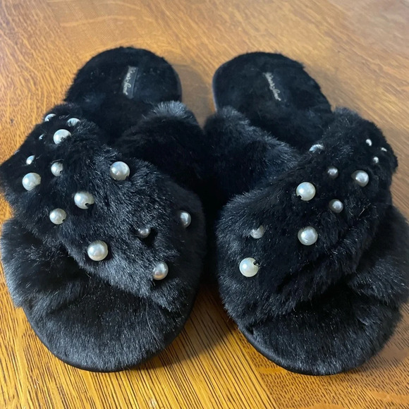 Victoria’s Secret Women’s Slippers Black Slides Faux Fur Pearl Accent Large 9/10 - Picture 2 of 8